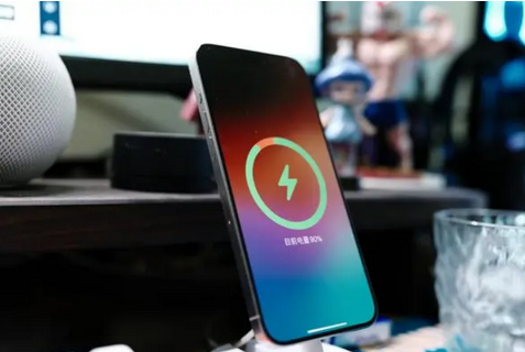 怀宁苹果15换屏服务分享用什么充电器给iPhone15充电更好 